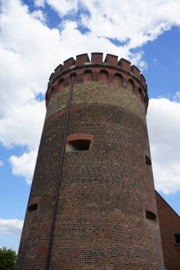 Spandau Kalesi 'ndeki Julius Tower' ın dış görünüşü. Spandau 'nun simgelerinden biri olan Julius Kulesi 30 metre yüksekliğindedir. Spandau Hisarı (Almanca: Zitadelle Spandau, Almanca: Zitadelle Spandau), Almanya 'nın başkenti Berlin' de bir kale..