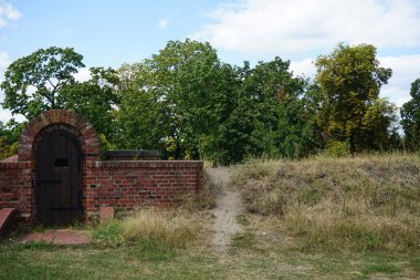 Tarihsel yapılar Spandau Kalesi 'nde yer almaktadır. Spandau Hisarı (Almanca: Zitadelle Spandau, Almanca: Zitadelle Spandau), Almanya 'nın başkenti Berlin' de bir kale.. 