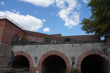 Tarihsel yapılar Spandau Kalesi 'nde yer almaktadır. Spandau Hisarı (Almanca: Zitadelle Spandau, Almanca: Zitadelle Spandau), Almanya 'nın başkenti Berlin' de bir kale.. 