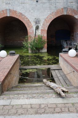 Çeşme Spandau Kalesi 'nin bölgesinde yer almaktadır. Spandau Hisarı (Almanca: Zitadelle Spandau, Almanca: Zitadelle Spandau), Almanya 'nın başkenti Berlin' de bir kale.. 