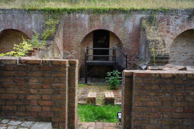 Tarihsel yapılar Spandau Kalesi 'nde yer almaktadır. Spandau Hisarı (Almanca: Zitadelle Spandau, Almanca: Zitadelle Spandau), Almanya 'nın başkenti Berlin' de bir kale.. 
