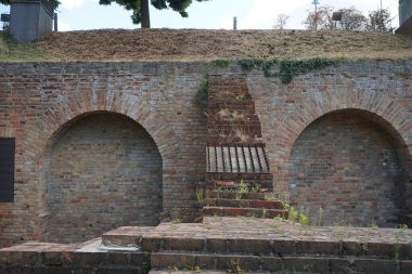 Tarihsel yapılar Spandau Kalesi 'nde yer almaktadır. Spandau Hisarı (Almanca: Zitadelle Spandau, Almanca: Zitadelle Spandau), Almanya 'nın başkenti Berlin' de bir kale.. 