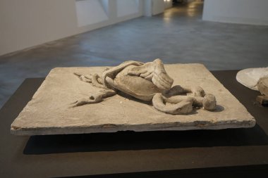 Berlin, Spandau, Almanya - 7 Ağustos 2022: Sanat eseri, Spandau Kalesi 'ndeki Tarihi Kışla' da çağdaş sanat eserlerinin sunulduğu 