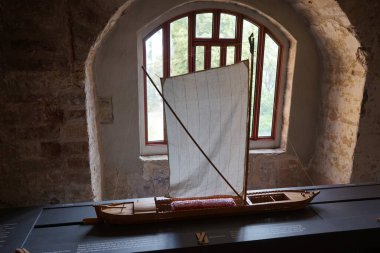 Berlin, Spandau, Almanya - 7 Ağustos 2022: 12. yüzyılda ihracat mallarını taşımak için kullanılan tarihi bir yelkenli gemisi modeli, eski Spandau kasabasındaki Gotik Ev 'de sergilenmektedir..