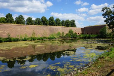 Berlin 'in tarihi Julius Kulesi' nden Berlin 'deki Spandau Kalesi' nin manzarası..  