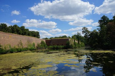 Berlin 'in tarihi Julius Kulesi' nden Berlin 'deki Spandau Kalesi' nin manzarası..  