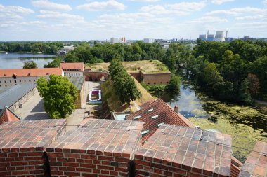 Berlin 'in tarihi Julius Kulesi' nden Berlin 'deki Spandau Kalesi' nin manzarası.. 