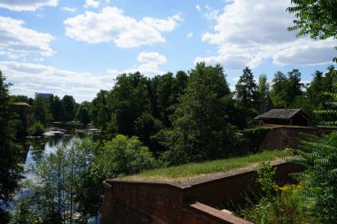 Suyla dolu bir hendek Spandau Kalesi 'ni çevrelemektedir. Spandau Hisarı (Almanca: Zitadelle Spandau, Almanca: Zitadelle Spandau), Almanya 'nın başkenti Berlin' de bir kale..
