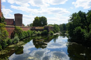 Suyla dolu bir hendek Spandau Kalesi 'ni çevrelemektedir. Spandau Hisarı (Almanca: Zitadelle Spandau, Almanca: Zitadelle Spandau), Almanya 'nın başkenti Berlin' de bir kale..