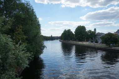Ağustosta eski Spandau kasabasındaki nehir manzarası. Berlin, Almanya 