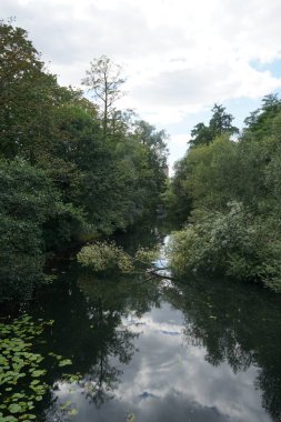 Ağustosta eski Spandau kasabasındaki nehir manzarası. Berlin, Almanya 