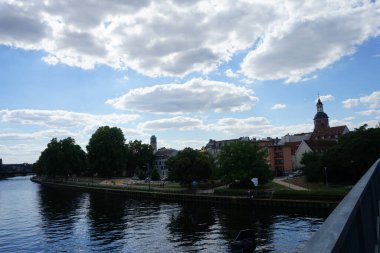 Ağustosta eski Spandau kasabasındaki nehir manzarası. Berlin, Almanya 