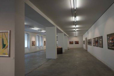Berlin, Spandau Kalesi, Almanya - 08. 07.2022 - Tarihsel Eski Kışla 'Çağdaş Sanat Merkezi' nden sanat sergisi, Almanca: 'Zentrum fuer aktuelle Kunst', çağdaş sanat sunumu.