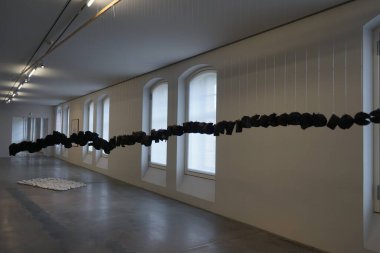 Berlin, Spandau Kalesi, Almanya - 08. 07.2022 - Tarihsel Eski Kışla 'Çağdaş Sanat Merkezi' nden sanat sergisi, Almanca: 'Zentrum fuer aktuelle Kunst', çağdaş sanat sunumu.