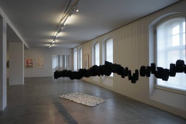 Berlin, Spandau Kalesi, Almanya - 08. 07.2022 - Tarihsel Eski Kışla 'Çağdaş Sanat Merkezi' nden sanat sergisi, Almanca: 'Zentrum fuer aktuelle Kunst', çağdaş sanat sunumu.