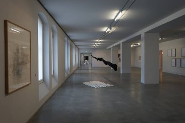 Berlin, Spandau Kalesi, Almanya - 08. 07.2022 - Tarihsel Eski Kışla 'Çağdaş Sanat Merkezi' nden sanat sergisi, Almanca: 'Zentrum fuer aktuelle Kunst', çağdaş sanat sunumu.