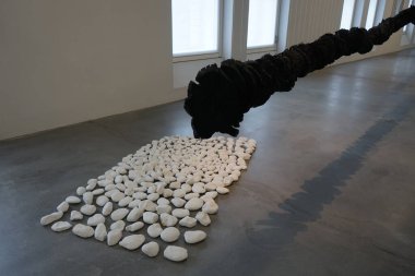 Berlin, Spandau Kalesi, Almanya - 08. 07.2022 - Tarihsel Eski Kışla 'Çağdaş Sanat Merkezi' nden sanat sergisi, Almanca: 'Zentrum fuer aktuelle Kunst', çağdaş sanat sunumu.