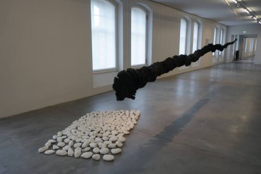 Berlin, Spandau Kalesi, Almanya - 08. 07.2022 - Tarihsel Eski Kışla 'Çağdaş Sanat Merkezi' nden sanat sergisi, Almanca: 'Zentrum fuer aktuelle Kunst', çağdaş sanat sunumu.