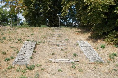 Mezar taşları Spandau Kalesi 'ndeki Bastion King' in tepesinde bulunur. Berlin, Almanya 