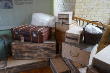 Berlin, Spandau, Almanya - 7 Ağustos 2022: Spandau Kalesi 'nde bavulları, sandıkları ve çantaları olan antika bavullar sergileniyor. 