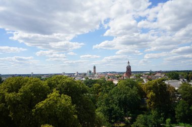 Berlin 'in tarihi Julius Kulesi' nden Berlin 'deki Spandau Kalesi' nin manzarası..  