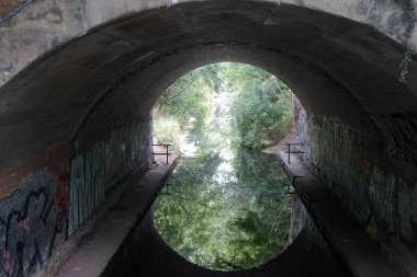 Taşıma için taş köprü Wuhle nehrinin üzerinde yer almaktadır. Berlin, Almanya
