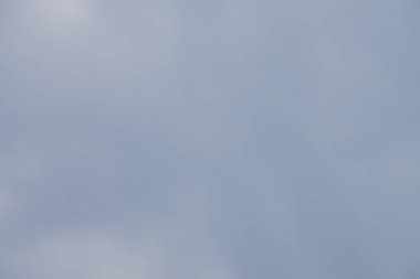 Ağustosta gökyüzüne bakmak. Berlin, Almanya 