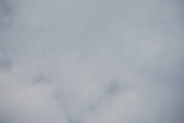 Ağustosta gökyüzüne bakmak. Berlin, Almanya  