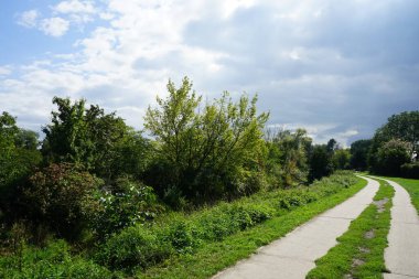 İzler Wuhle Nehri boyunca uzanıyor. Wuhletal yürüyüş yolu bir Berlin yürüyüş yoludur. Berlin, Almanya 
