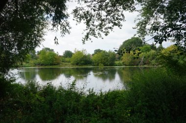 Eylül ayında Wuhlesee Gölü yemyeşil bitki örtüsüyle çevrilidir. Wuhlebecken, Almanya 'da Berlin eyaletinde yer alan bir göldür. 