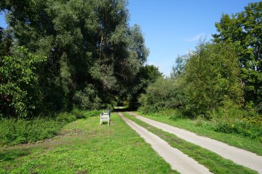 İzler Wuhle Nehri boyunca uzanıyor. Wuhletal yürüyüş yolu bir Berlin yürüyüş yoludur. Berlin, Almanya 