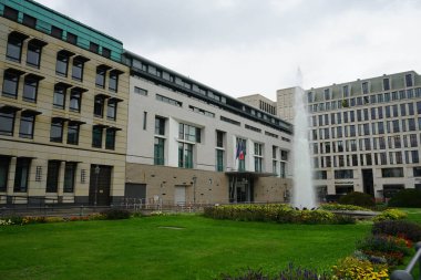 Pariser Platz 'daki tarihi çeşme Brandenburg Kapısı yakınlarındaki Berlin' in merkezinde çiçeklerle çevrili. Berlin, Almanya.