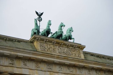 Berlin, Almanya. 13 Eylül 2022: Johann Gottfried Schadow 'un Quadriga' sı Brandenburg Kapısı 'nın ana sanatsal süslemesidir.. 
