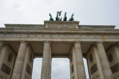 Berlin, Almanya. 13 Eylül 2022: Johann Gottfried Schadow 'un Quadriga' sı Brandenburg Kapısı 'nın ana sanatsal süslemesidir.. 