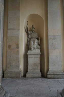 Berlin, Almanya. 13 Eylül 2022, Brandenburg Kapısı 'nın kuzeyindeki Minerva heykeli. Dünya Savaşı sırasında Minerva heykeli yıkıldı ve 1951 ve 1952 yılları arasında Kranolda heykeltraş kolektifi tarafından bir kopyasıyla değiştirildi.. 