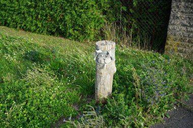 Güzel örülmüş eşyalar yol boyunca tahta çit direklerini süslüyor. Berlin, Almanya 
