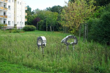Dekoratif alüminyum koyunlar Eylül ayında Berlinliler 'in dinlenme alanındaki bir çayırda otlarlar. Berlin, Almanya
