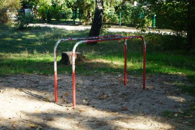 Paralel parmaklıklı spor alanı dinlenme alanında yer almaktadır. Berlin, Almanya