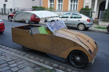 Berlin, Almanya - 3 Ekim 2022 Velocar, VeloWing steyşın olarak yol kenarına park edilmiş.. 