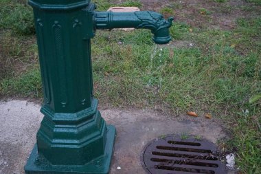 Şehrin yerleşim bölgesinde eski su kolonu caddede duruyor. Berlin, Almanya 