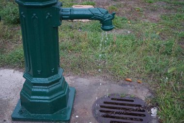 Şehrin yerleşim bölgesinde eski su kolonu caddede duruyor. Berlin, Almanya 