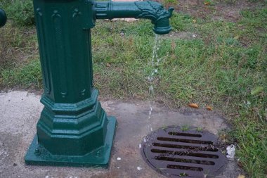 Şehrin yerleşim bölgesinde eski su kolonu caddede duruyor. Berlin, Almanya 