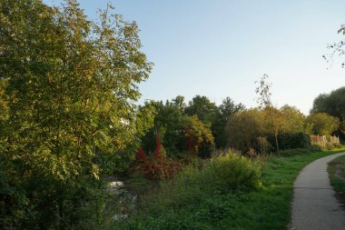 Eylül 'de Wuhle Nehri' ndeki baraj. Biesdorf, Berlin, Almanya