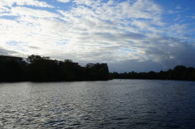 Ekim akşamında Spree Nehri manzarası. Spree Nehri, yaklaşık 400 kilometre uzunluğuyla Havel Nehri 'nin başlıca haracı olan 250 mi' dir. Berlin, Almanya