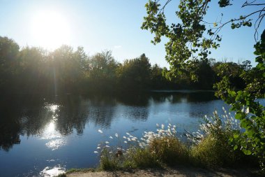 Eylül ayında Wuhlesee Gölü yemyeşil bitki örtüsüyle çevrilidir. Wuhlebecken, Almanya 'da Berlin eyaletinde yer alan bir göldür.