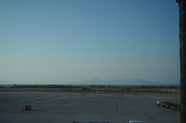 Rodos, Paradeisi, Yunanistan - 5 Eylül 2022: Rodos havalimanı gün batımında Akdeniz yakınlarında güzel bir yerde yer almaktadır. Rodos, Yunanistan 'ın Dodecanese adalarının en büyüğüdür..