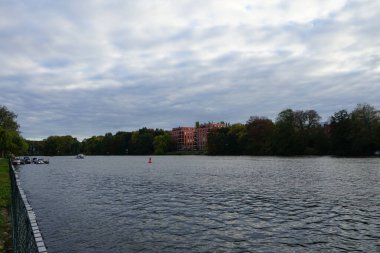Ekim ayında Spree Nehri 'nde tenteli bir tekne yüzüyor. Berlin, Almanya