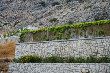 Modern mimari binaları Eparchiaki Odos Lardou-Lindou otoyolu boyunca yer almaktadır. Lardos, Rodos Adası, Yunanistan 