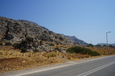Güzel dağ manzarası Eparchiaki Odos Lardou-Lindou otoyolunun yakınındadır. Pefki, Rodos Adası, Yunanistan 