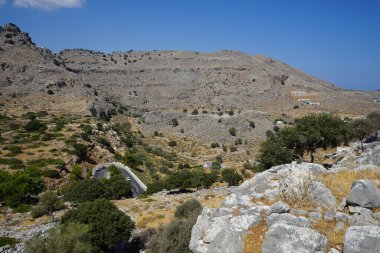Güzel dağ manzarası Eparchiaki Odos Lardou-Lindou otoyolunun yakınındadır. Pefki, Rodos Adası, Yunanistan 